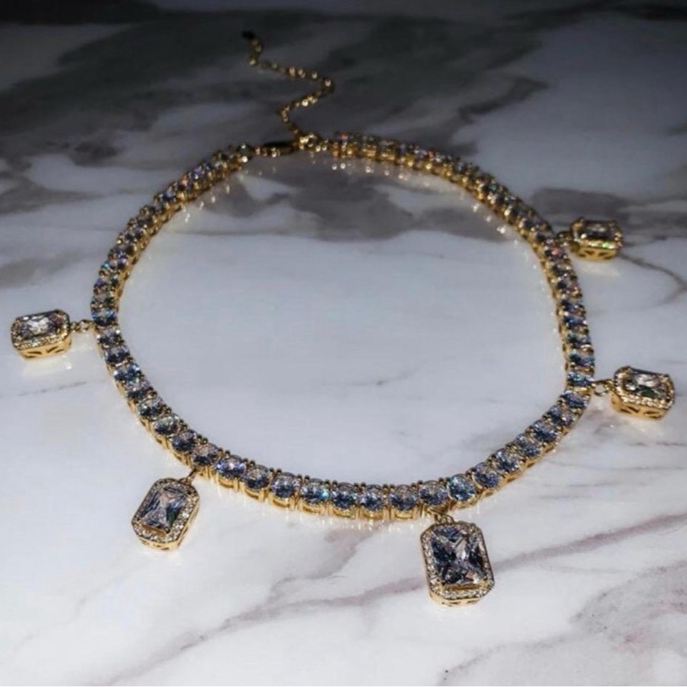 Square tennis chocker